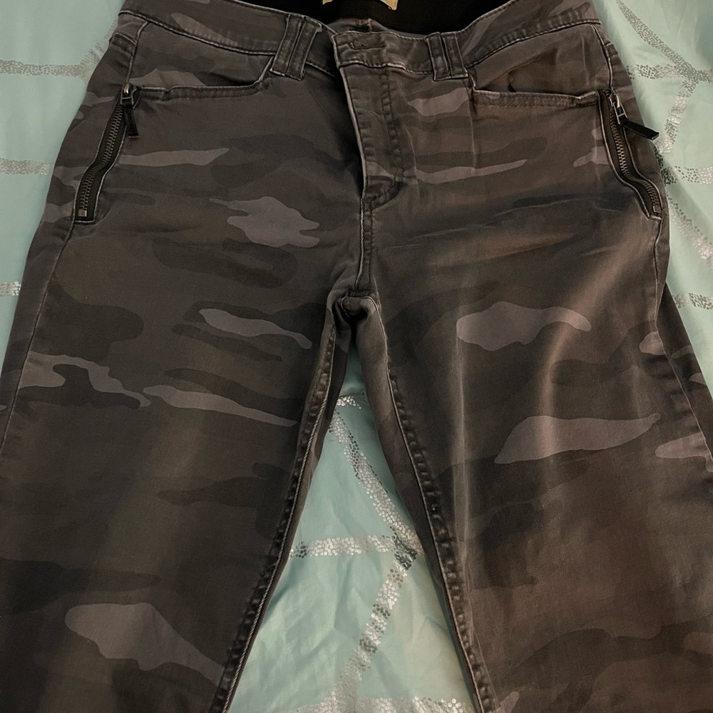 Camo Print Pants with Zipper Pockets